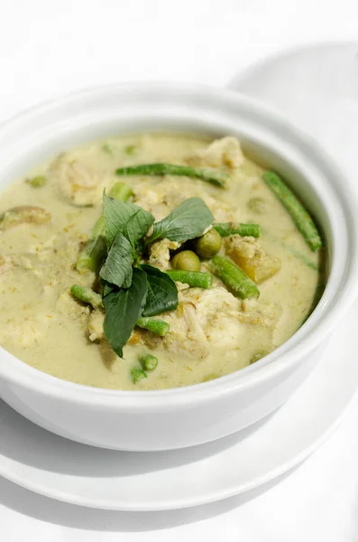 Curry Verde Tailandés Con Pollo Verduras Sobre Fondo Mesa Blanco — Foto de Stock