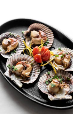 İstiridye kabuklu deniz ürünleri. İspanyol restoranındaki masada tapas porsiyonu.