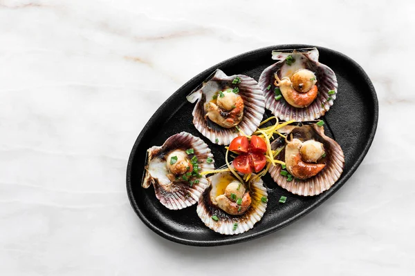Barcelona餐馆西班牙面桌上的贝壳海鲜木薯片 — 图库照片