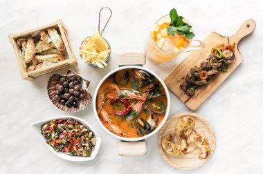 Barselona 'daki restoran masasında karışık İspanyol gurme tapas paylaşım seti seçimi