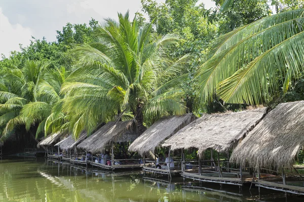 Restaurante cabaña de bambú junto al lago cerca de phnom penh cambodia — Foto de Stock