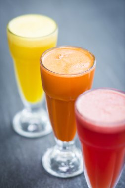 taze portakal havuç ve karpuz meyve suyu