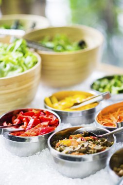 karışık taze makarna salatası kaseler