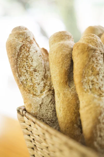 Baguette francese nel cestino — Foto Stock