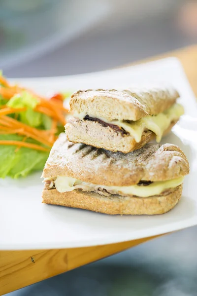 ベジタリアンのマグロとチーズのバゲット サンドイッチ — ストック写真