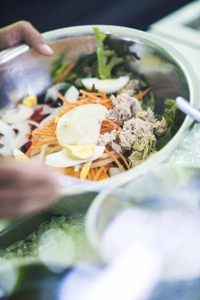 Ton balığı salatası kase yapmak. — Stok fotoğraf