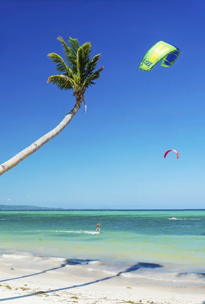 Kitesurfing w tropikalnych bulabog beach boracay island filipińskie — Zdjęcie stockowe