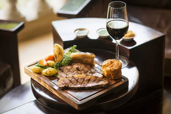 Traditional english food sunday roast lunch in restaurant — Stock Photo, Image