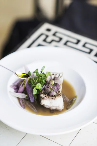 Filé de peixe branco assado com legumes e molho de cebola — Fotografia de Stock