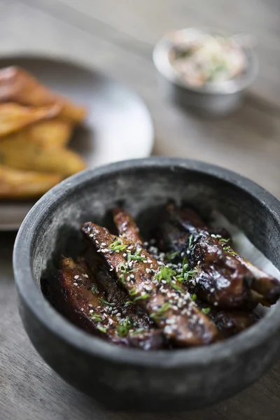 Costillas de cerdo marinadas a la parrilla con salsa de sésamo dulce —  Fotos de Stock