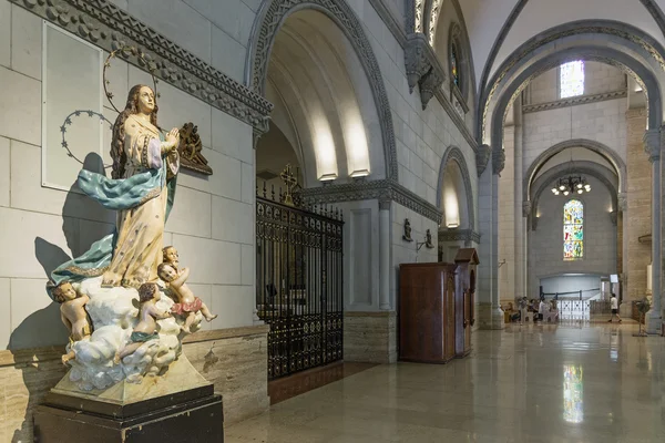 Catedral de manila interior e estátua em filipinas — Fotografia de Stock