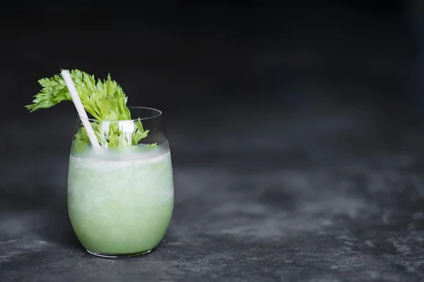 Огуречный сельдерей и салатный сок в стекле — стоковое фото