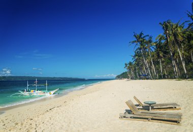 Şezlong ve geleneksel puka teknede plaj boracay içinde phil