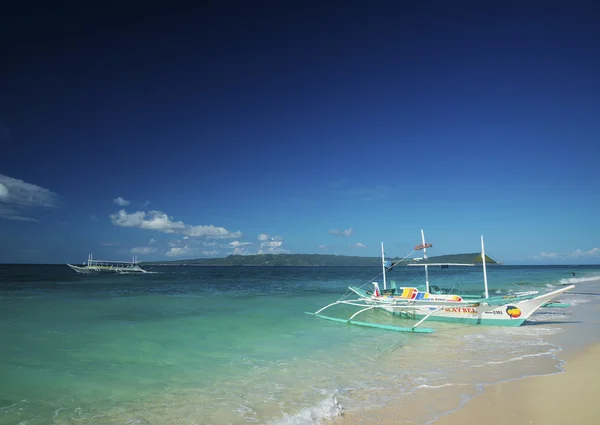 Barche tradizionali sulla spiaggia di puka nelle Filippine boracay — Foto Stock