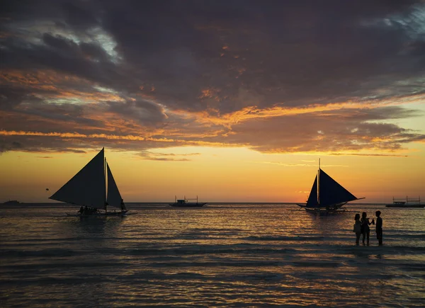 Západ slunce a plachetnice na tropické pláži s bílým v boracay phil — Stock fotografie