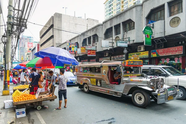 Jeepney autobus v Manilské čínské čtvrti v Filipínách — Stock fotografie