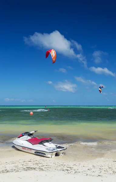 Jet ski i kite surf w bolabog beach boracay Filipiny — Zdjęcie stockowe