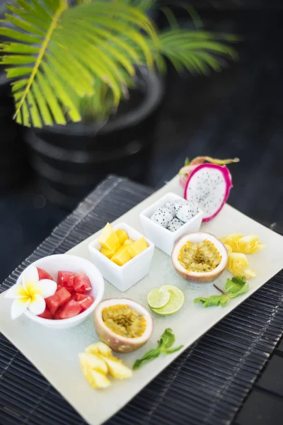 Prato de frutas tropicais frescas misturadas — Fotografia de Stock