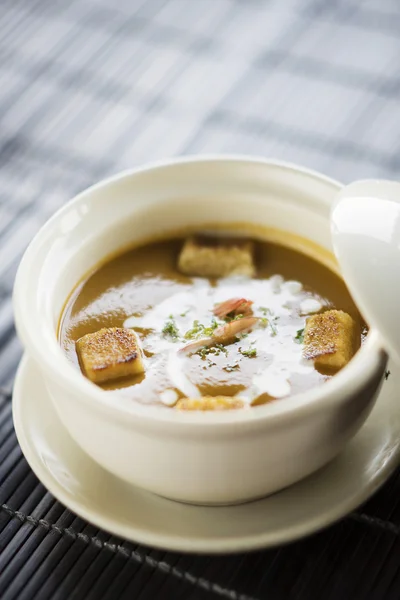 Sopa de gambas con croutons y crema — Foto de Stock