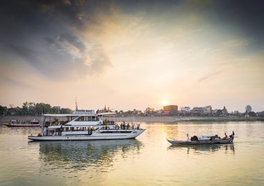 turist günbatımı üzerinde mavi yolculuk phnom penh Kamboçya nehirde
