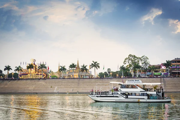 Tourist boat on sunset cruise in phnom penh cambodia river — Stock Photo, Image