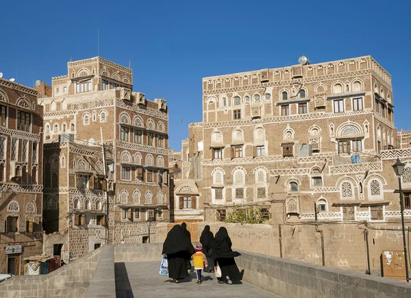 Donne velate che camminano nel centro storico di sanaa in yemen — Foto Stock