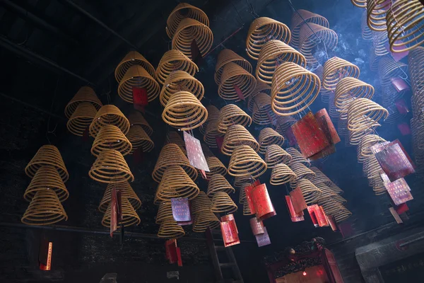 Bobines d'encens brûlant dans un temple a-ma en Chine macao — Photo