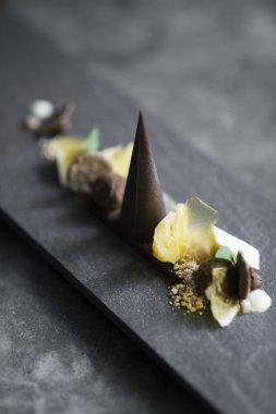 çikolata, meyve ve fındık tatlı tabağı