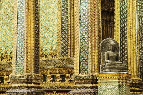 Statua buddha nel grande palazzo bangmbH thailandia — Foto Stock