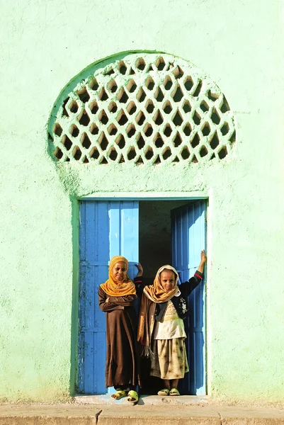 Crianças veladas por mesquita em harar ethiopia — Fotografia de Stock