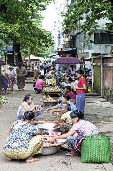 Straatmarkt in yangon myanmar — Stockfoto