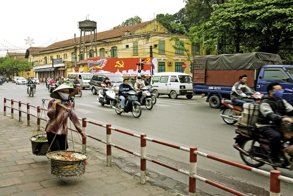 Scène de rue dans le centre de Hanoi vietnam — Photo