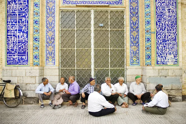 Velhotes socializando em yazd iran — Fotografia de Stock