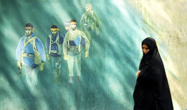Gesluierde vrouw in teheran iran — Stockfoto