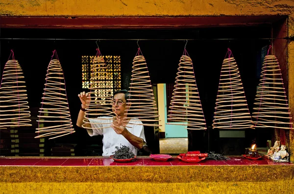 Man verlichting wierook in chinese tempel vietnam — Stockfoto