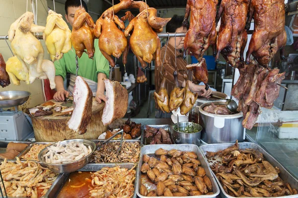 Kinesiska meatmaten på slakteributiken i macau street market Kina — Stockfoto