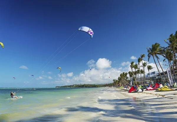 Kite surfing στην παραλία αθλητικών bolabog στο boracay Φιλιππίνες — Φωτογραφία Αρχείου