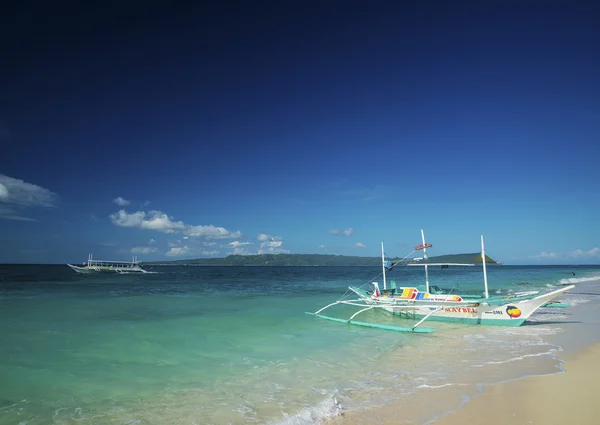 Lodě na pláži tropického puka v boracay, Filipíny — Stock fotografie