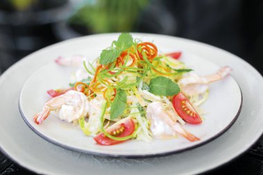 yum som o karides ve pomelo geleneksel baharatlı Tay salatası