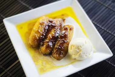 muz flambe vanilyalı dondurma tropikal tatlı ile