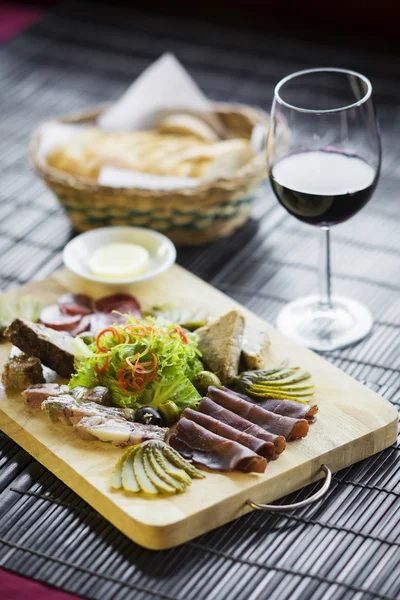 混合フランス グルメ硬化肉とパテ前菜盛り合わせ — ストック写真