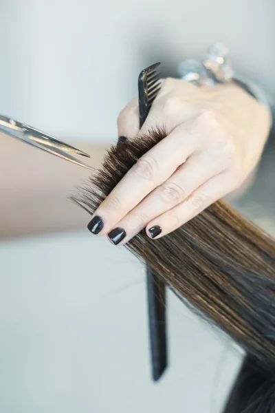 Parrucchiere taglio capelli di cliente femminile — Foto Stock