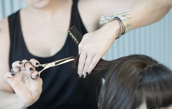 Parrucchiere taglio capelli di cliente femminile — Foto Stock