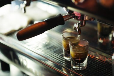 kahve bardakları ile klasik espresso makinesi detay