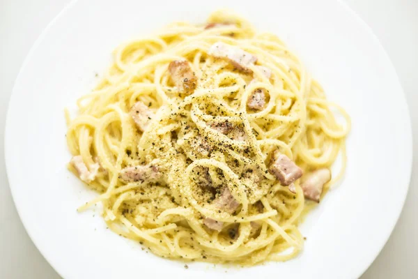 Overhead view of spaghetti carbonara italian pasta dish — Stock Photo, Image