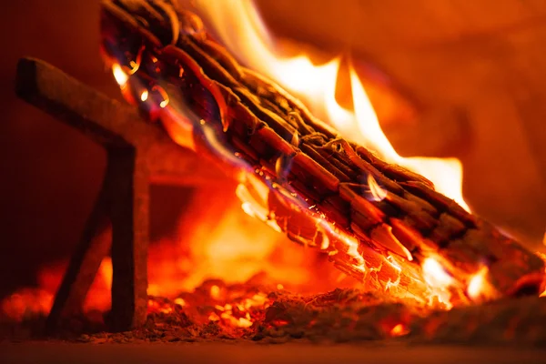 Interior do forno de tijolo a lenha com lenha de lenha — Fotografia de Stock