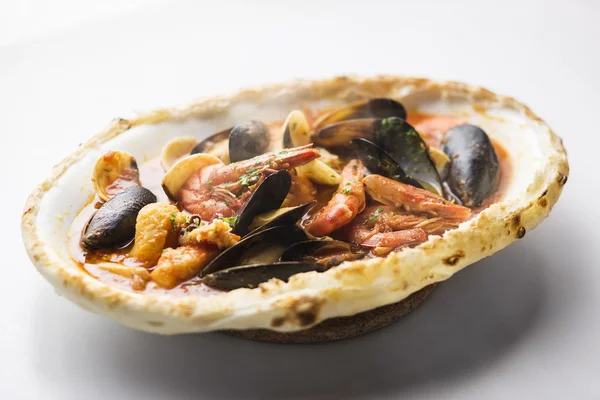 Guisado de frutos do mar italiano assado em pão de pão — Fotografia de Stock