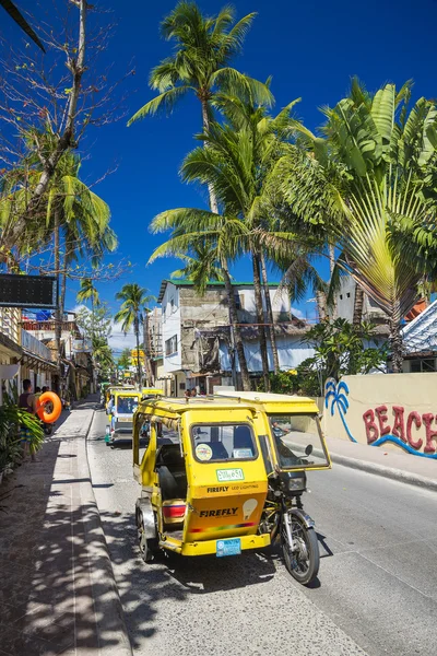 Trike moto taxi's op de hoofdweg van het eiland boracay in Filippijnen — Stockfoto