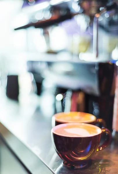 Expresso italiensk kaffe espressokopp med maskin — Stockfoto