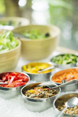 salata barı görüntüsündeki karışık sebze